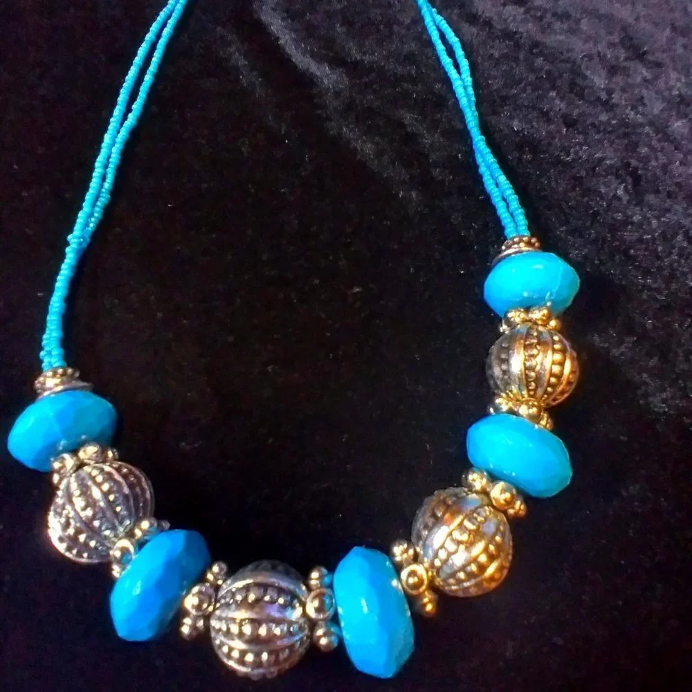 Beautiful Faux Turquoise & Silver toned Necklace